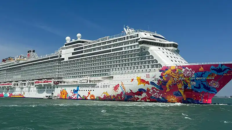 Day 1 to Day 2: Christmas at Sea on Genting Dream