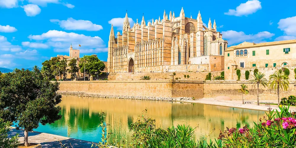 palma-de-mallorca-spain-la-seu-cathedral-int2cruises
